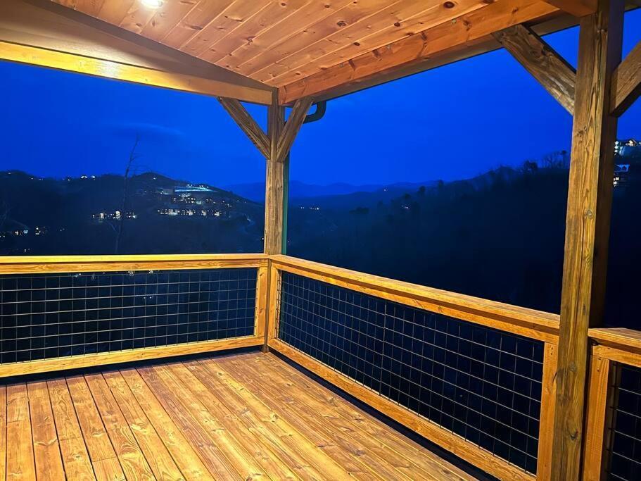 * * 4 Master Bedrooms, Views, Theater, Arcade, Evc Gatlinburg Exterior photo