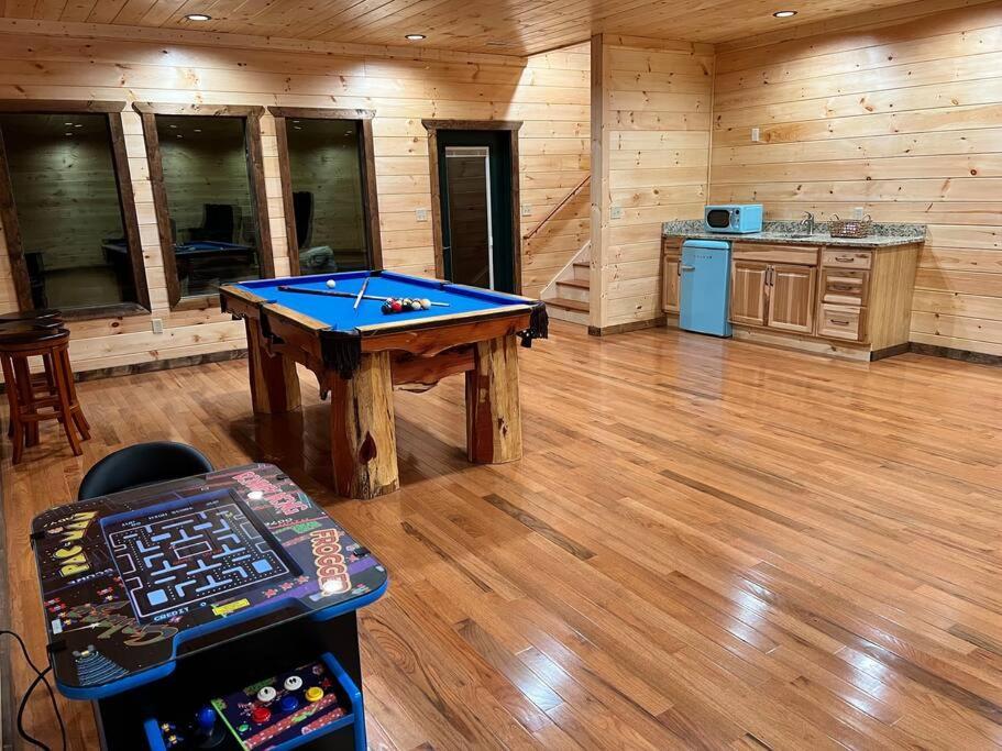 * * 4 Master Bedrooms, Views, Theater, Arcade, Evc Gatlinburg Exterior photo