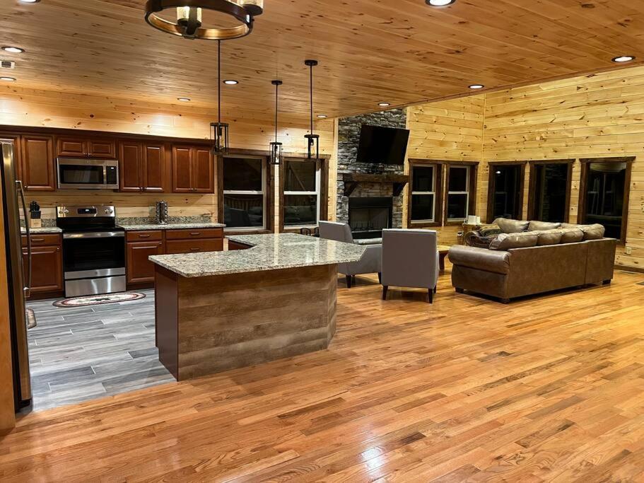 * * 4 Master Bedrooms, Views, Theater, Arcade, Evc Gatlinburg Exterior photo